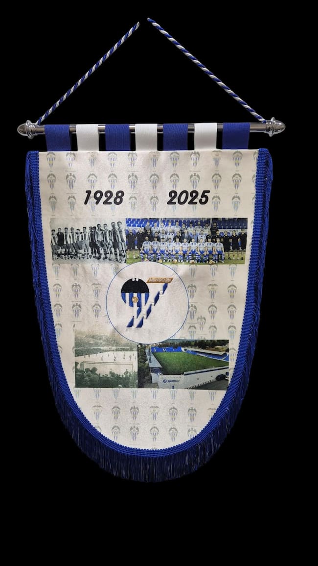 Banderín que los veteranos del Alcoyano regalaron al club
