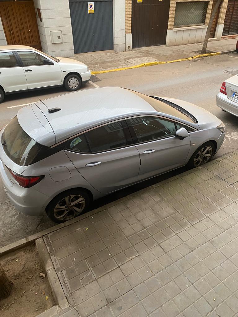 Coches y calles han amanecido cubiertos de polvo sahariano