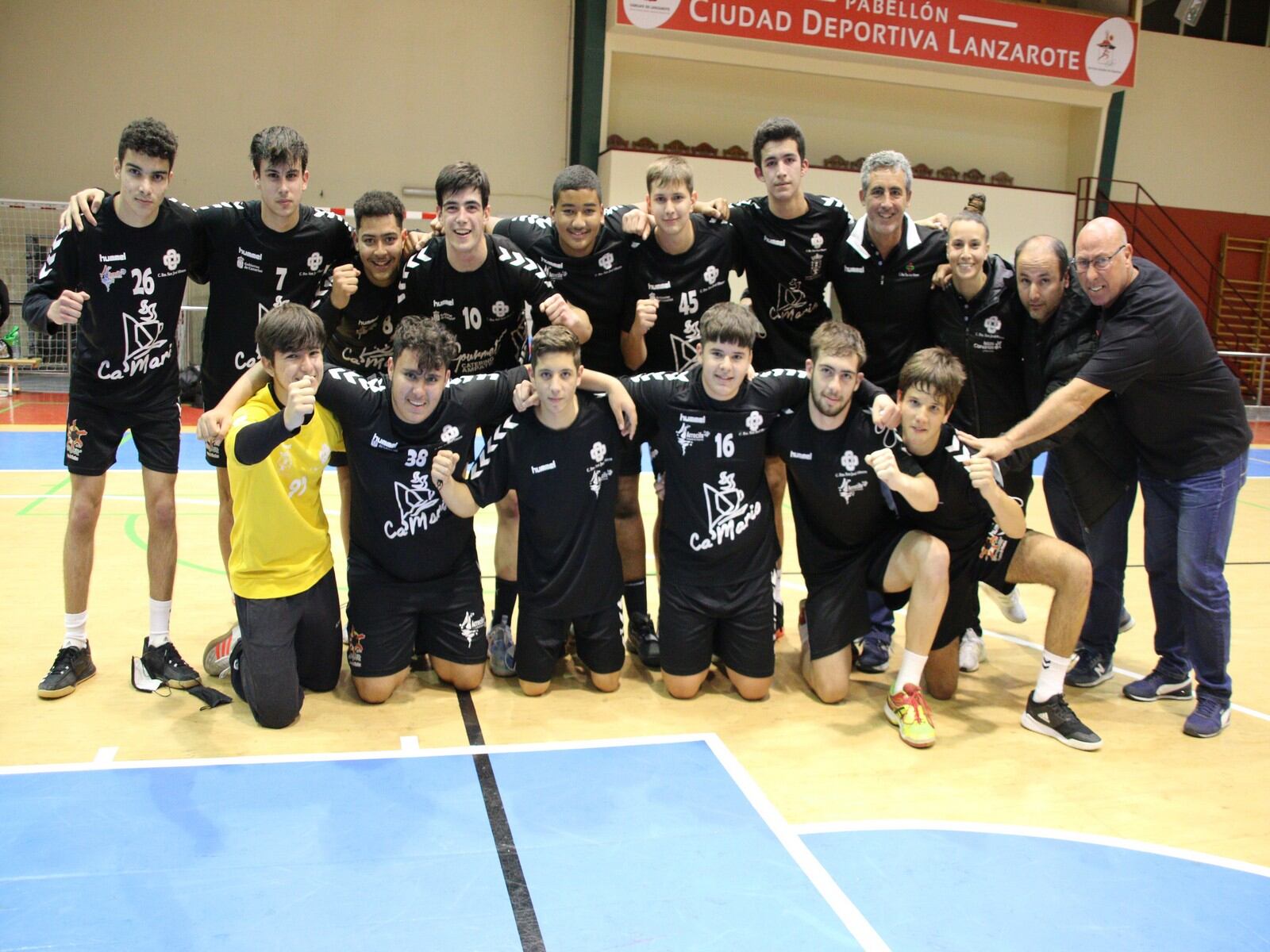 El equipo juvenil celebrando el título liguero.