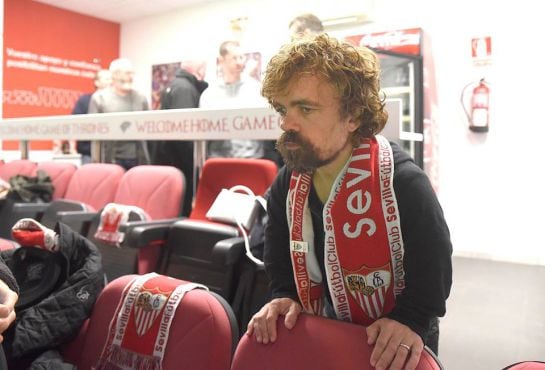 Peter Dinklage, el actor que encarna a Tyron Lannister, con la bufanda del Sevilla FC en el palco del Ramón Sánchez Pizjuán