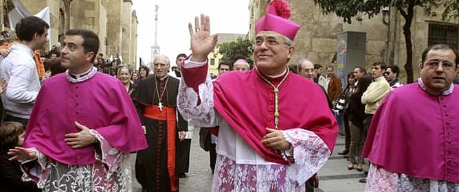 Demetrio Fernández, dirigiéndose a la catedral de Córdoba, antes de tomar posesión