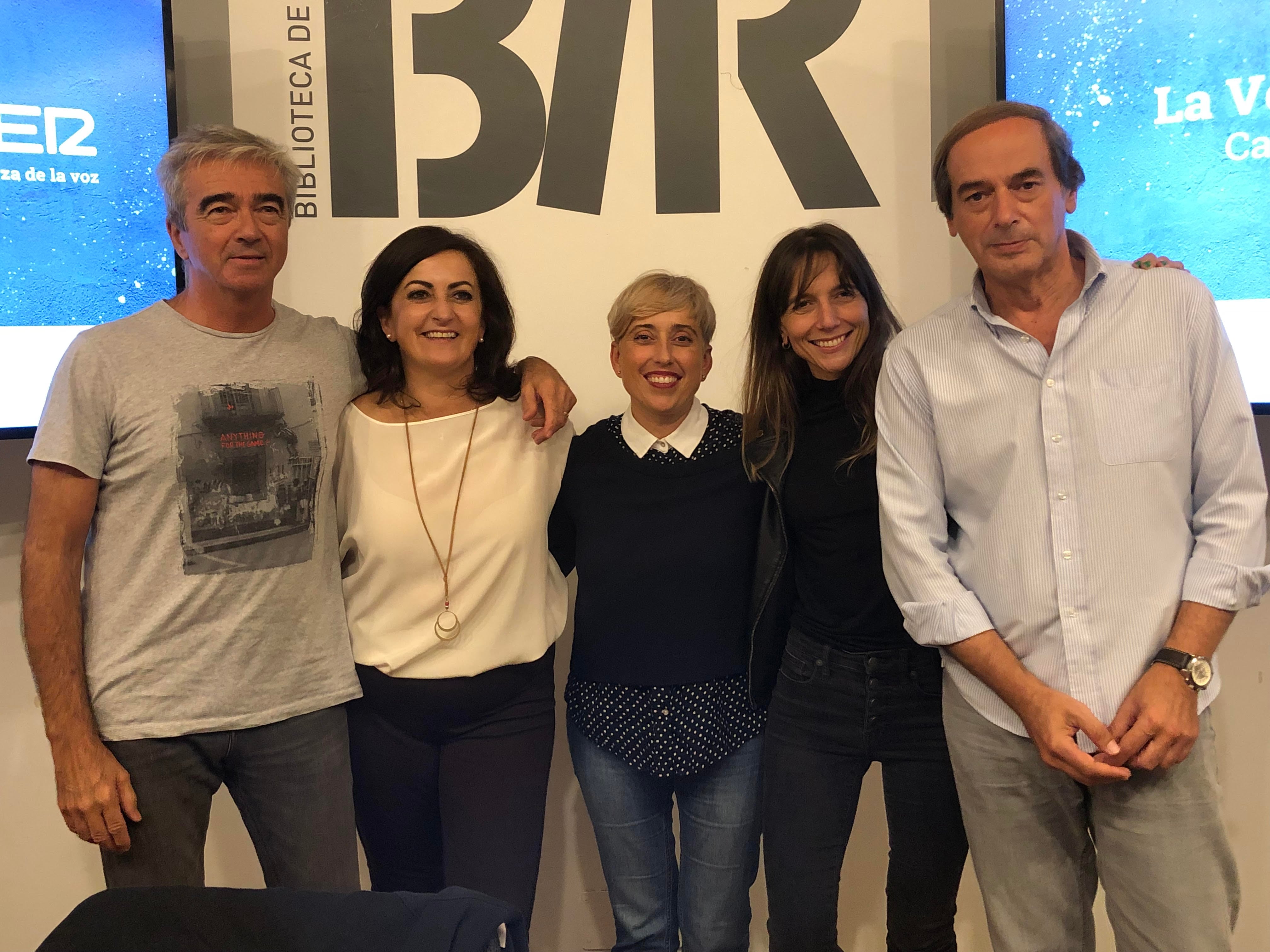 Carles Francino, junto a la presidenta de La Rioja, Concha Andreu; la directora de Contenidos de la Cadena SER de La Rioja, Ana Castellanos; la escritora Laura Ferrero e Isaías Lafuente.