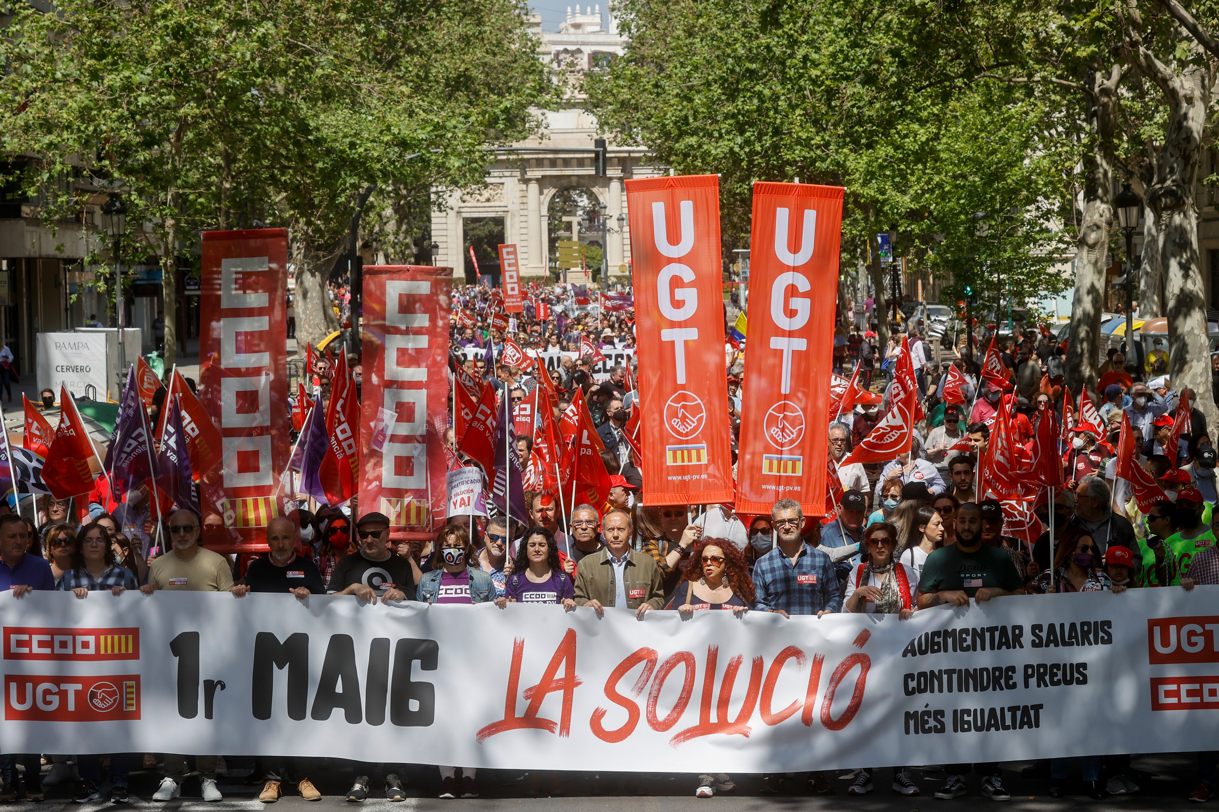 Vista general de la marcha del Primero de Mayo en València que ha comenzado con la reivindicación de la revisión salarial ante una crisis &quot;agravada&quot; por la invasión de Ucrania para soportar el aumento de los precios de manera equilibrada, según han reclamado los sindicatos convocantes, CCOO y UGT.