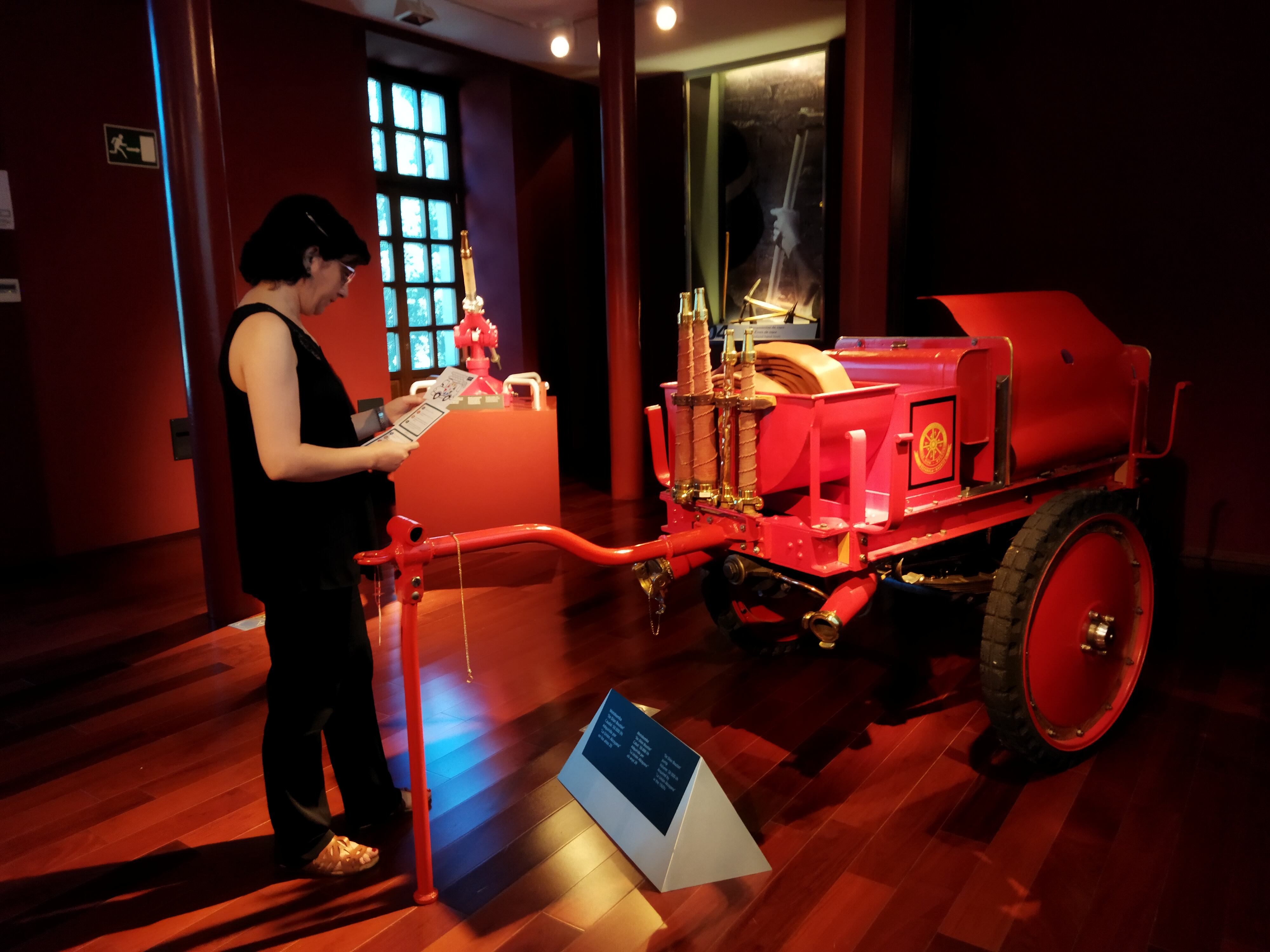 Elena Méndez, coordinadora del MuBoma, preparant l'activitat del 'Trivial en moviment' en una de les sales del centre expositiu.