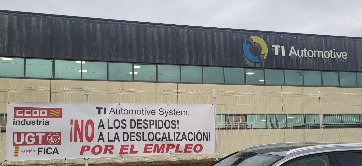 Pancarta en la planta de TI Automotive de Tauste