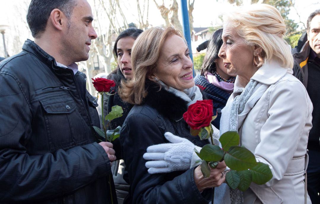  - La viuda de Fernando Buesa, Natividad Rodriguez (c), y la madre de Jorge Diez, Begoña Elorza (d), se saludan durante el homenaje a Fernando Buesa y su escolta, el ertzaintza Jorge Diez 