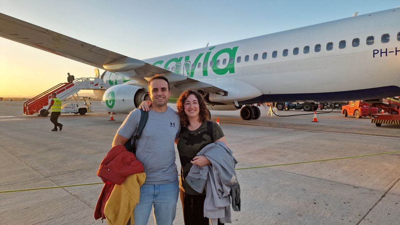 Miguel y Laura, jóvenes granadinos que viven en Ámsterdam, viajeros en el primer vuelo de Transaviaentre ambas ciudades este 30 de septiembre de 2024