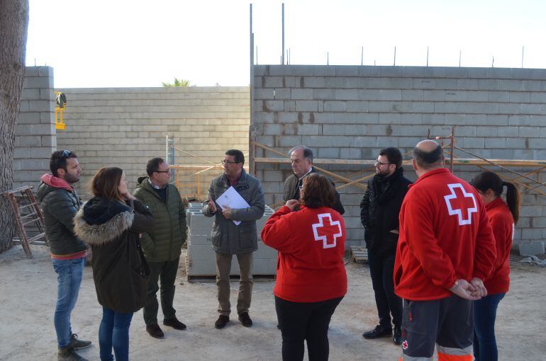 Visita del alcalde a las obras de ampliación de Cruz Roja Petrer