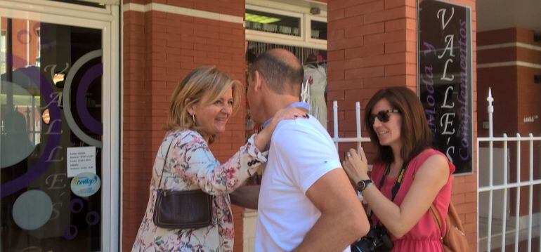 Luis Carlos Sahuquillo (PSOE) y María Jesús Bonilla (PP) se saludaron cordialmente a las puertas de un comercio