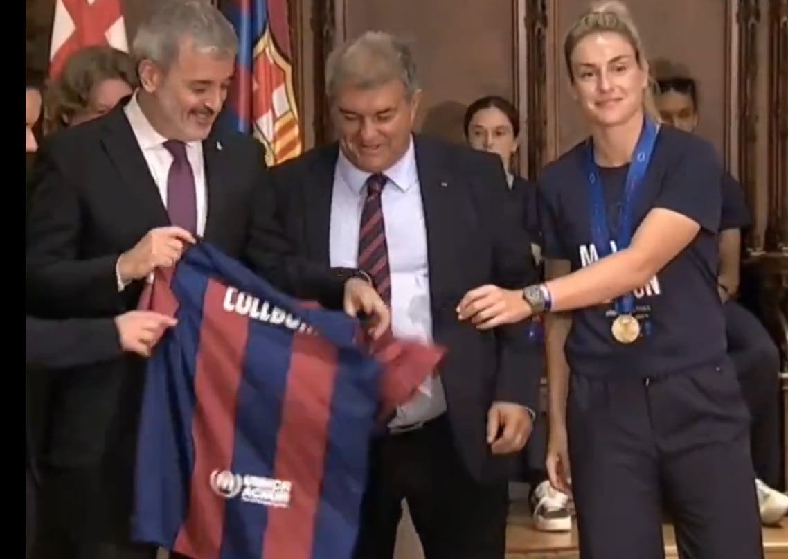 Alexia Putellas y Joan Laporta entregan la camiseta del Barça al alcalde de Barcelona, Jaume Collboni,