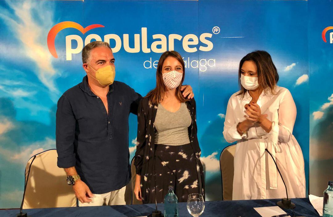 El consejero de Presidencia de la Junta y presidente del PP de Málaga, Elías Bendodo, la concejala de Cultura de Madrid, Andrea Levy, y la presidenta local, Margarita del Cid, han participan en un acto con concejales de Cultura del PP de toda la provincia