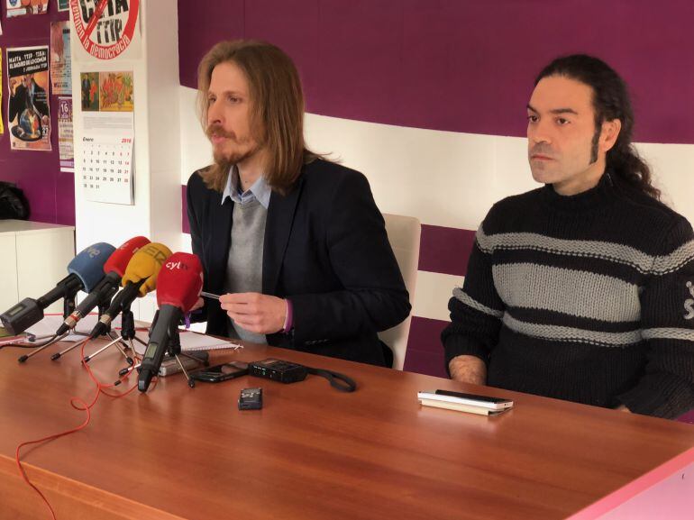 Pablo Fernandez y Óscar Fuentes durante la rueda de prensa ofrecida por Podemos