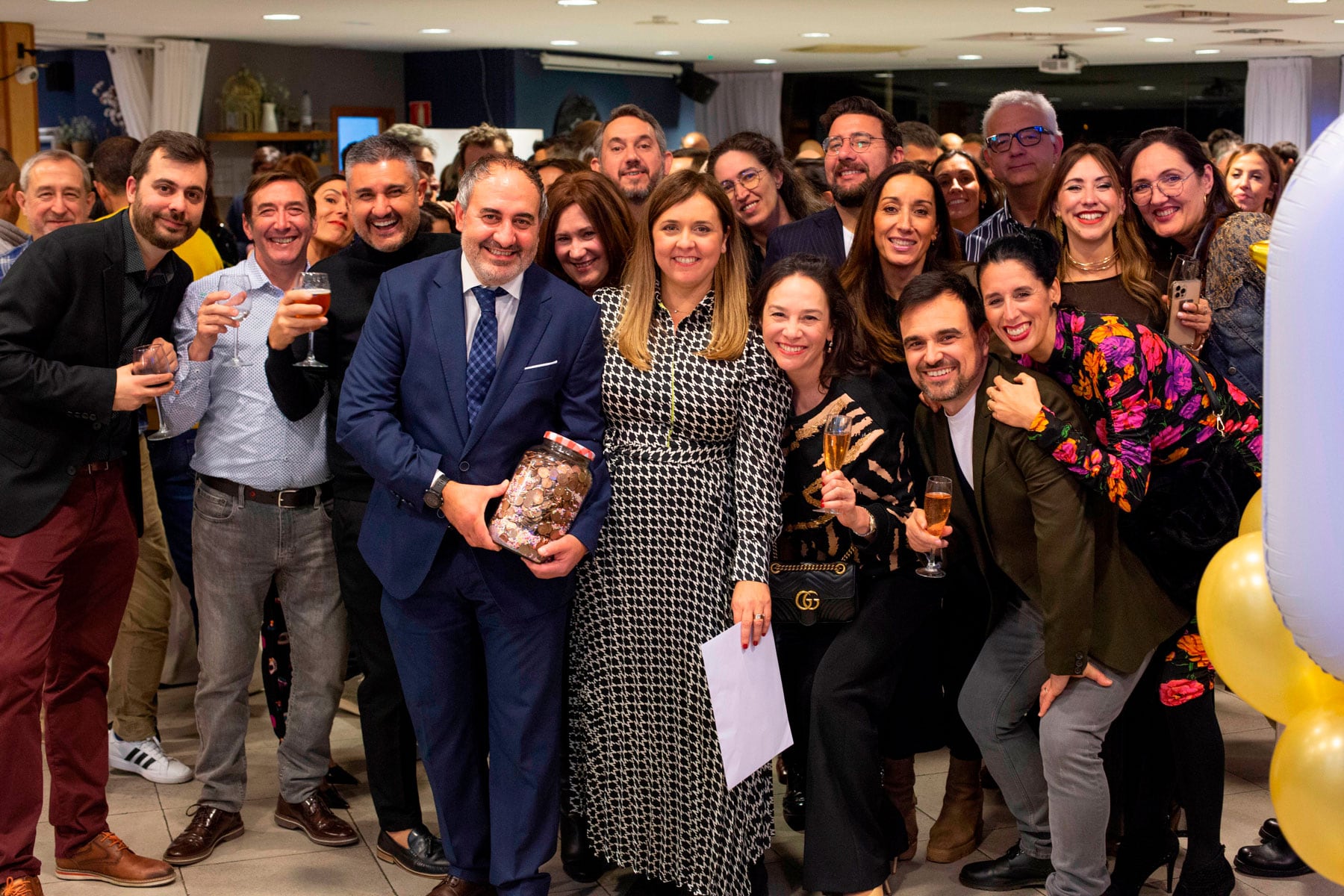 Ramón Reche y Cintia Culiáñez, en el centro, rodeados de amigos durante la celebración del 60 aniversario del Hostal Savoy