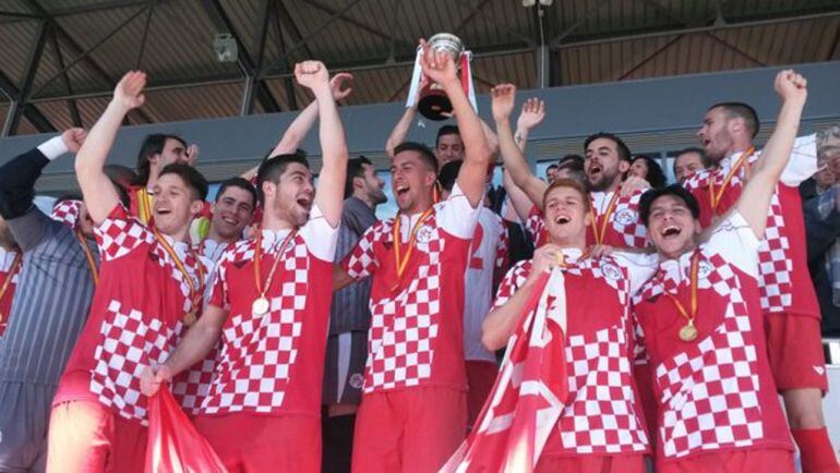 La selección de Castilla y León recibe el trofeo de campeón nacional