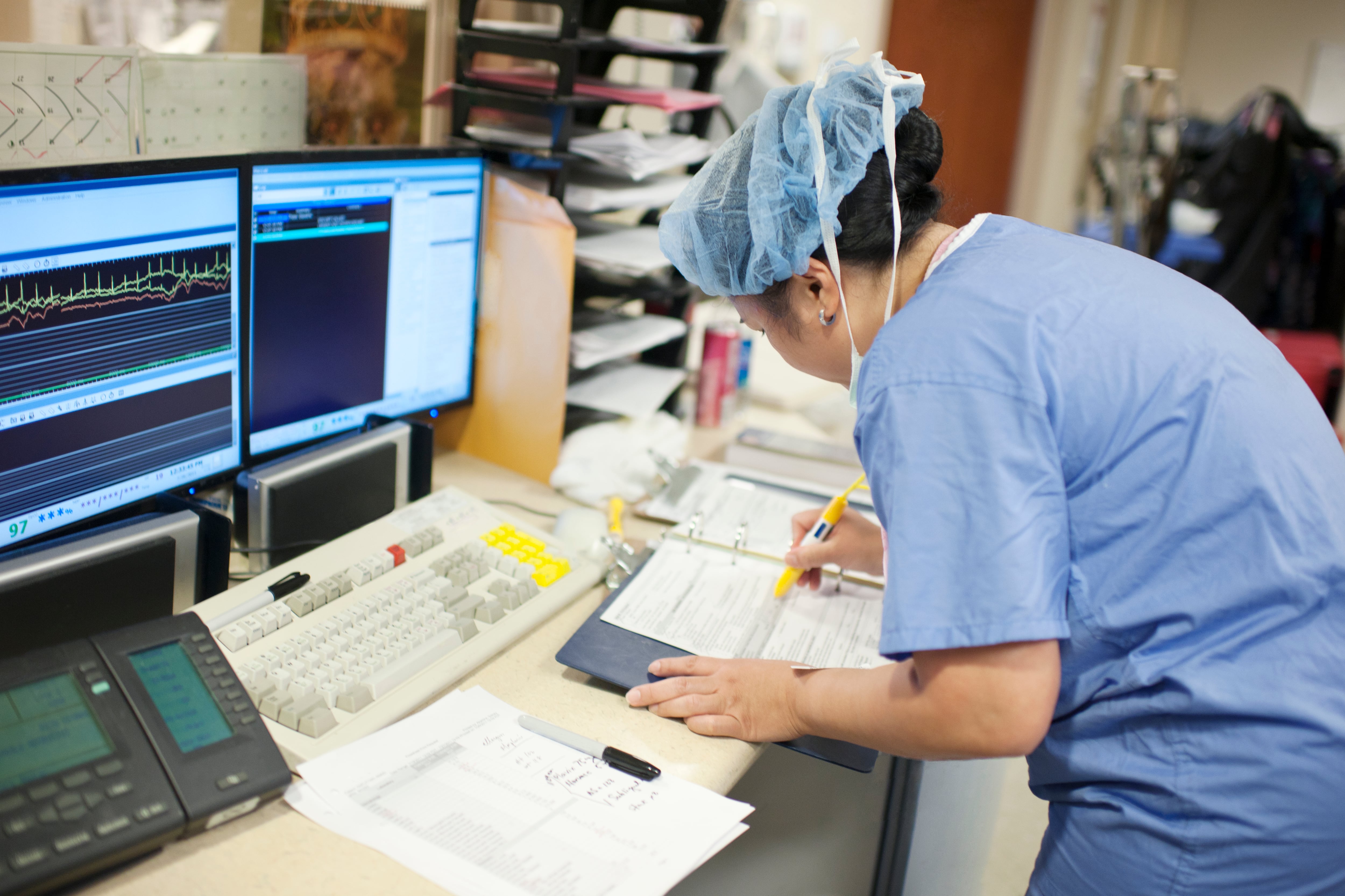 Una enfermera realizando un servicio de asistencia médica