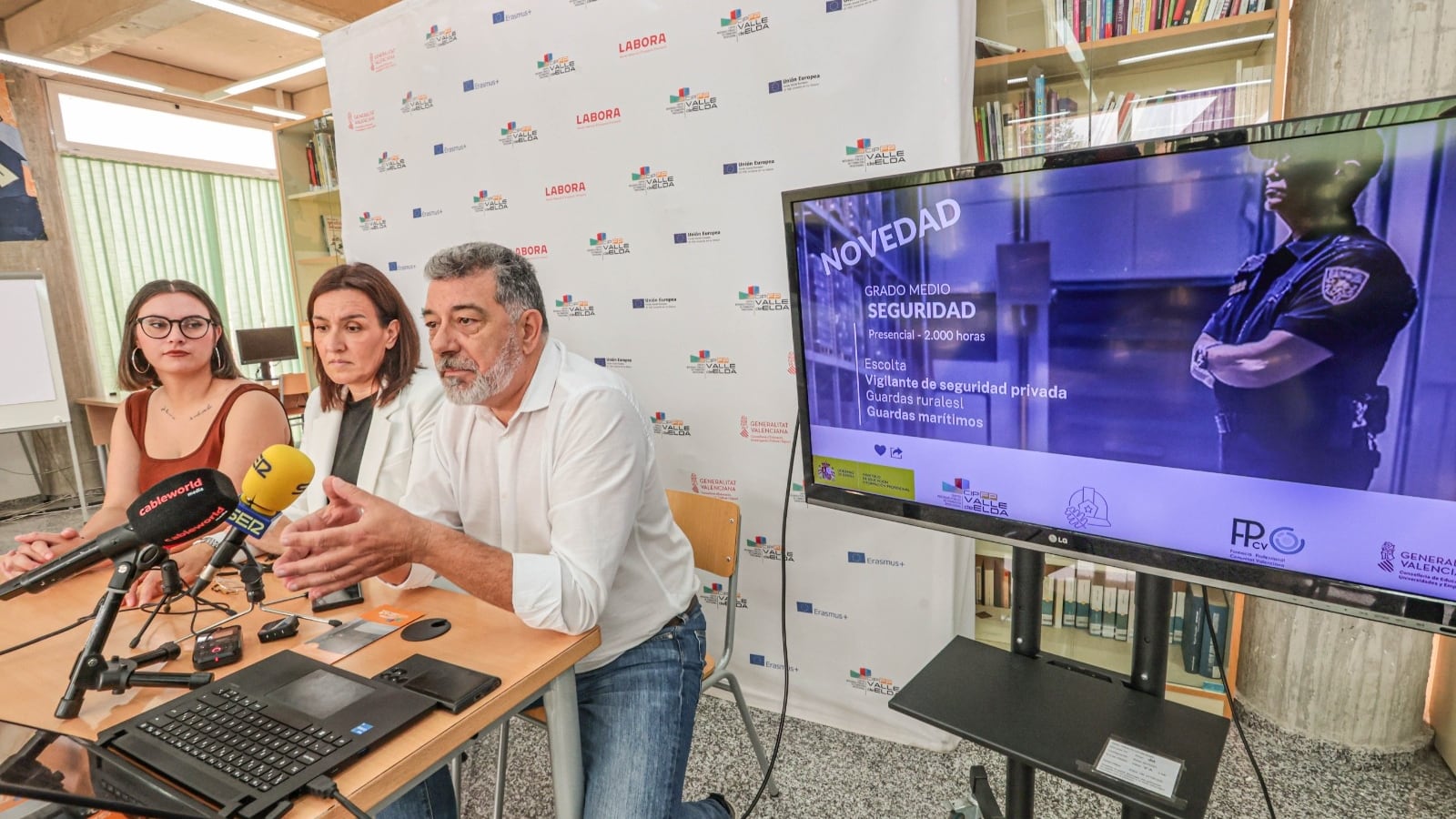 María Gisbert, concejala de Educación de Elda; Isabel Coves, directora del IES La Melva y Cristóbal Melgarejo, director del CIPFP Valle de Elda