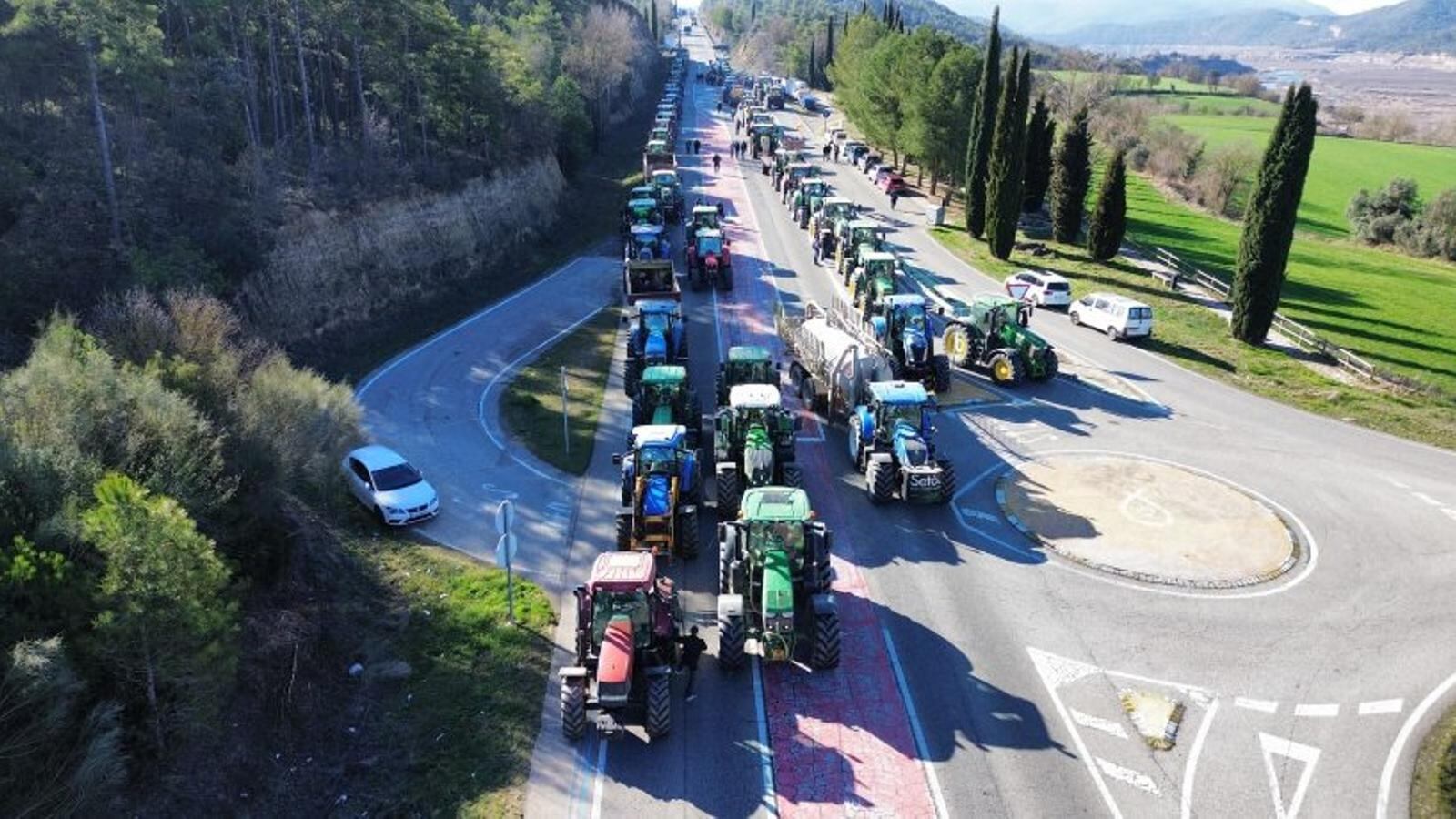 La carretera C-14 tallada per les protestes dels agricultors