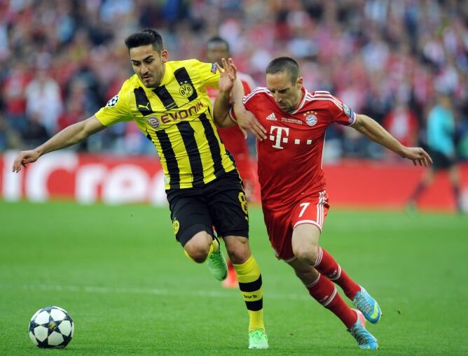 El turco y el francés pelean por un balón en la final de la Champions