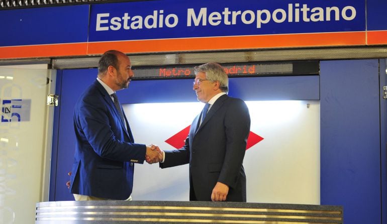 El presidente del Atlético de Madrid, Enrique Cerezo, y el consejero de transportes, vivienda e infraestructuras de la Comunidad de Madrid, Pedro Manuel Rollán Ojeda.