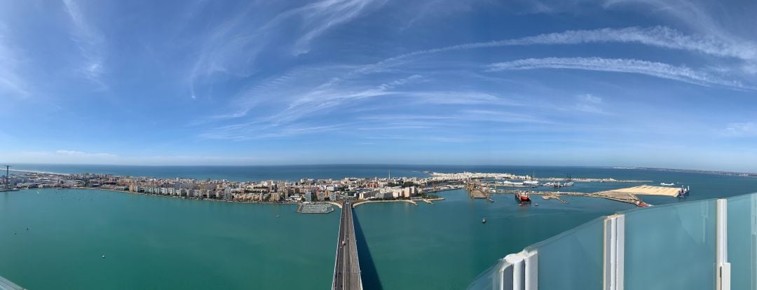 Panorámica de la ciudad de Cádiz desde una de las torres del segundo puente sobre la bahía gaditana