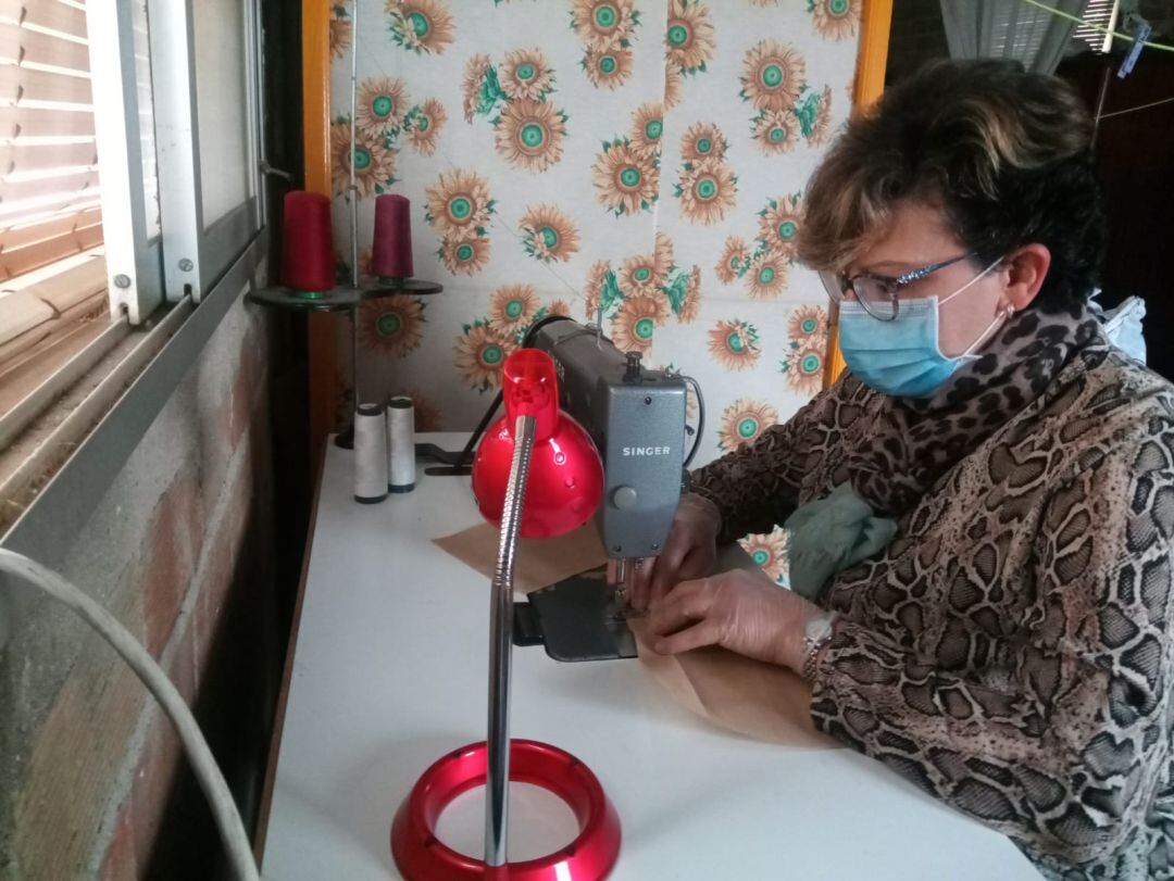 Una de las voluntarias, confeccionando mascarillas