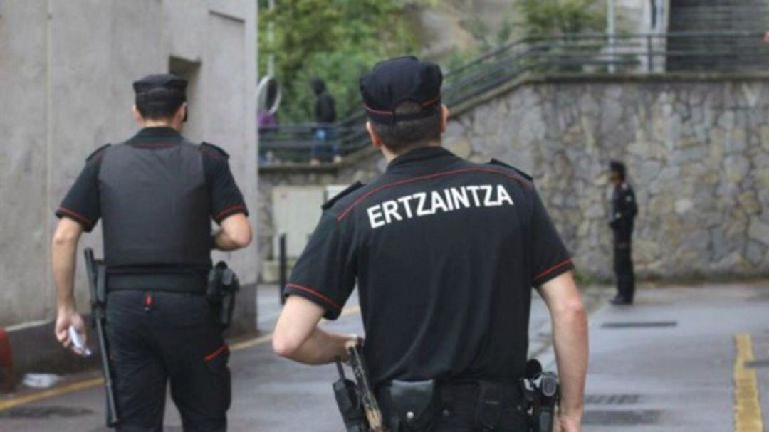 Dos agentes de la Ertzaintza