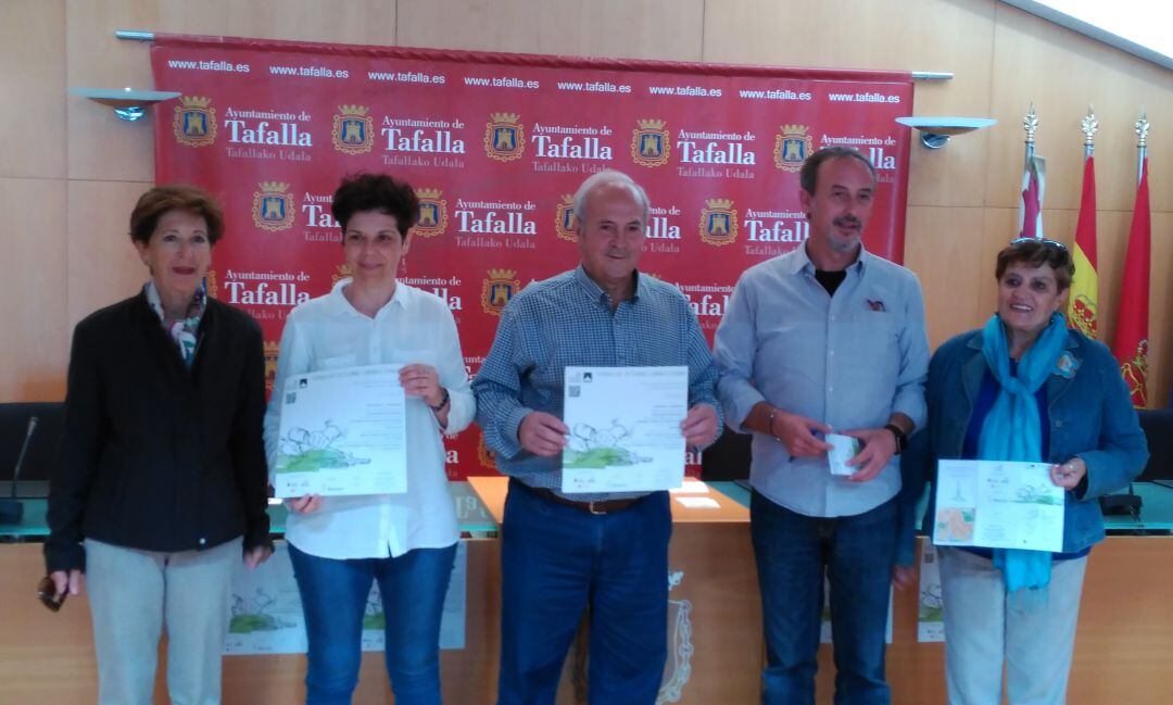 Integrantes de la comisión de Ferias, la técnica y el alcalde en la presentación del programa
