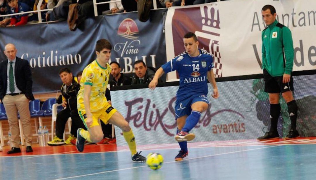 Antonio Pérez se disputa el balón con un jugador del Valdepeñas.