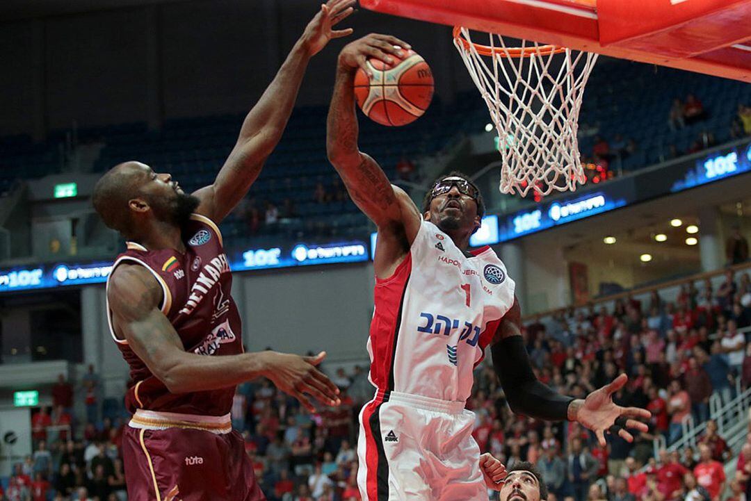 Stoudamire (1) captura un rebote durante un partido ante el Lietkabelis lituano.