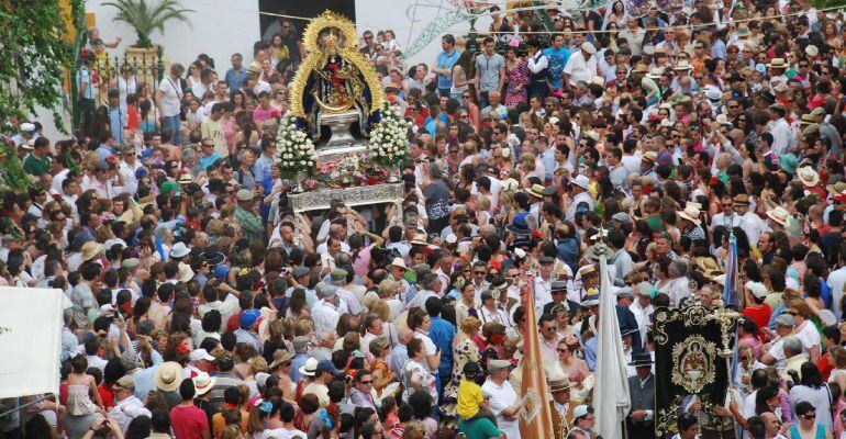 Procesión de Nuestra Señora de Alharilla por el llano del Santuario.