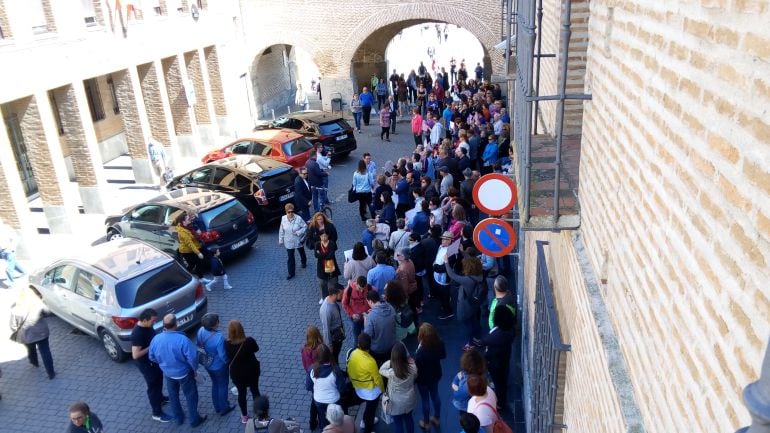Vecinos de Medina del Campo se manifestan en las puertas de los juzgados gritando "No es No"