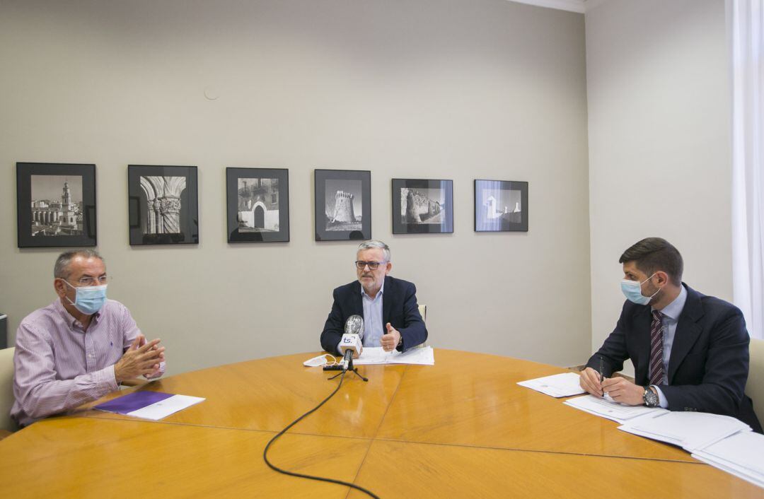 Ferran Martínez, Josep Alandete y José Manuel Prieto, en la Junta de Gobierno Local