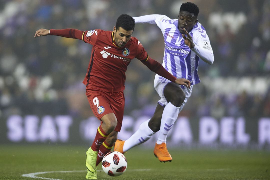 El getafense Ángel intenta zafarse del marcaja del pucelano Mohammed Salisu durante el duelo copero del pasado mes de enero en el &#039;José Zorrilla&#039;.