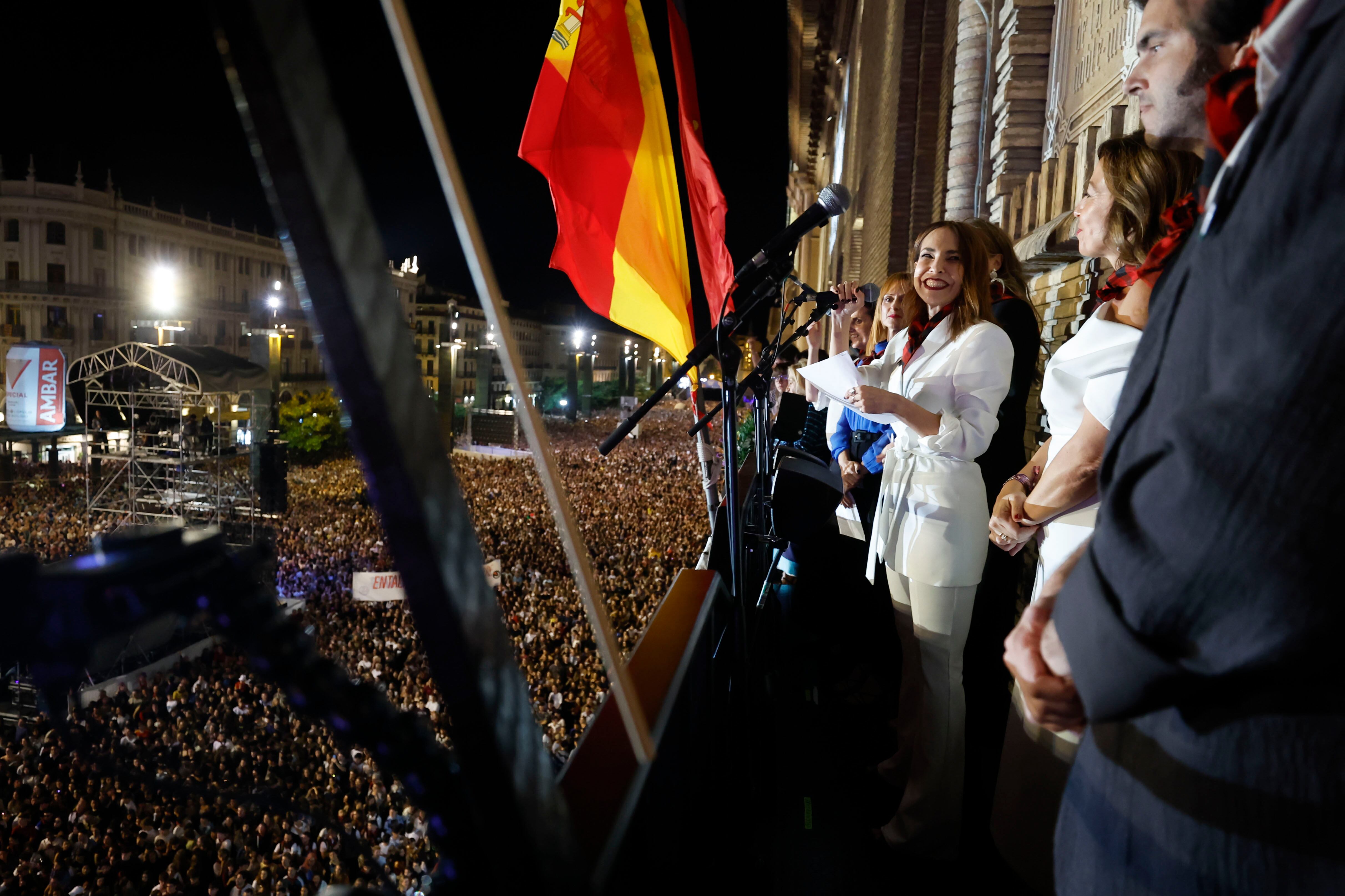 ZARAGOZA, 04/10/2025.- Vista de la lectura del pregón de inicio de las Fiestas del Pilar 2025 a cargo de los cineastas zaragozanos Javier Macipe , Pilar Palomero y Paula Ortiz (2d), acompañados por la diseñadora de vestuario Arantxa Ezquerro, la realizadora Blanca Torres y el actor Pepe Lorente, y la alcaldesa Natalia Chueca, este sábado en la plaza del Pilar en Zaragoza.- EFE/ Javier Cebollada