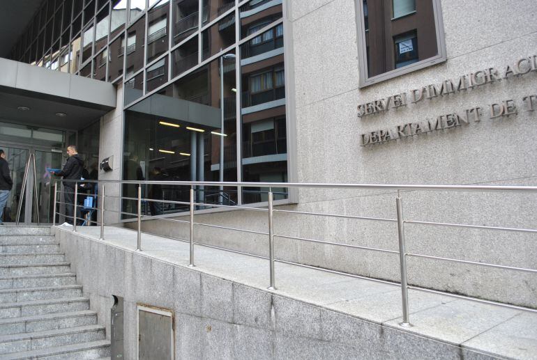 Façana de l'edifici del Servei d'Immigració