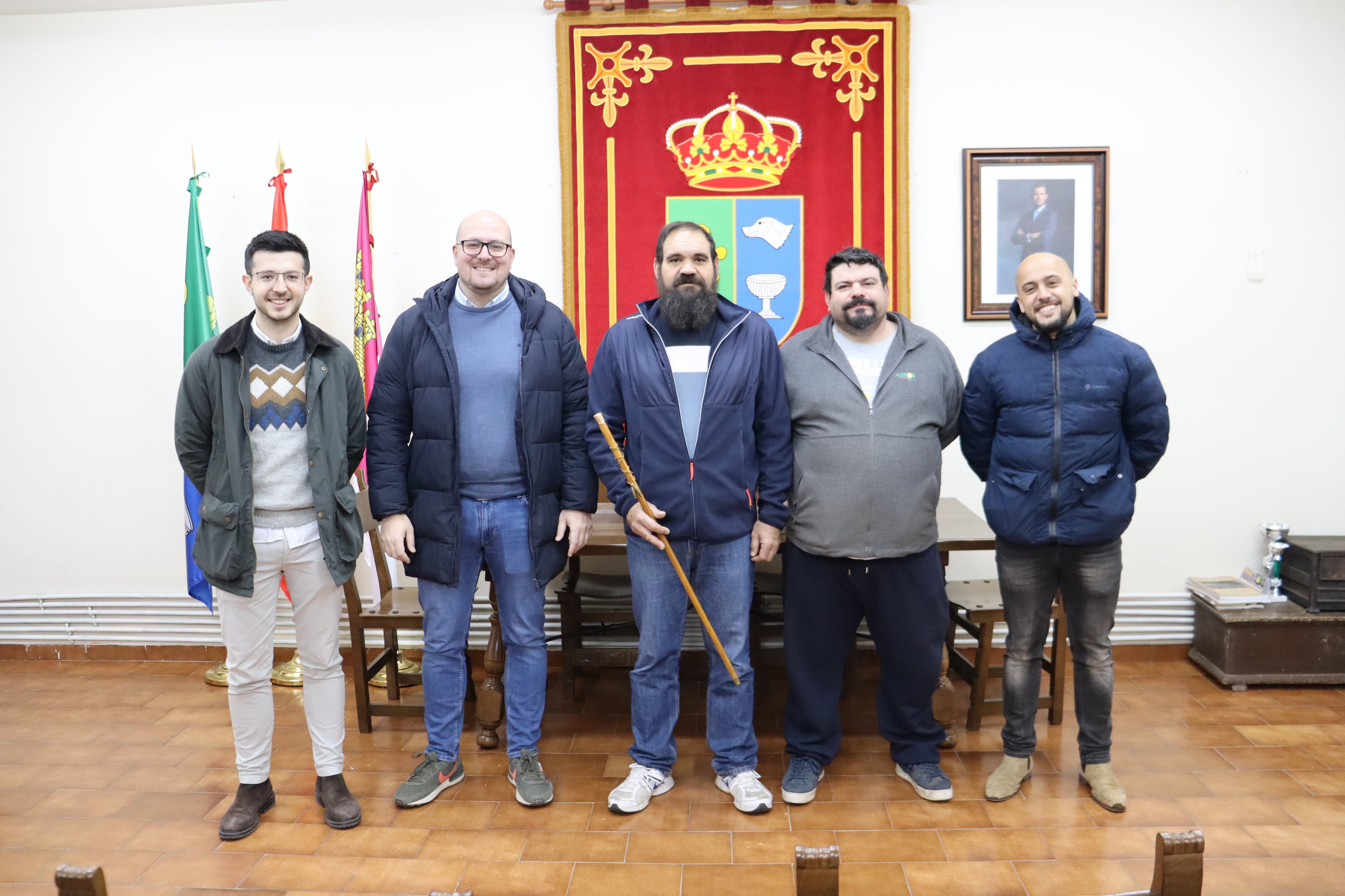 Juan Pablo Carpintero con el bastón de mando acompañado por dirigentes del PP