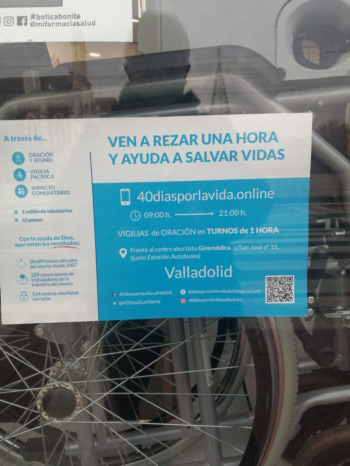 Cartel del grupo 40 Días por la Vida en un negocio vallisoletano