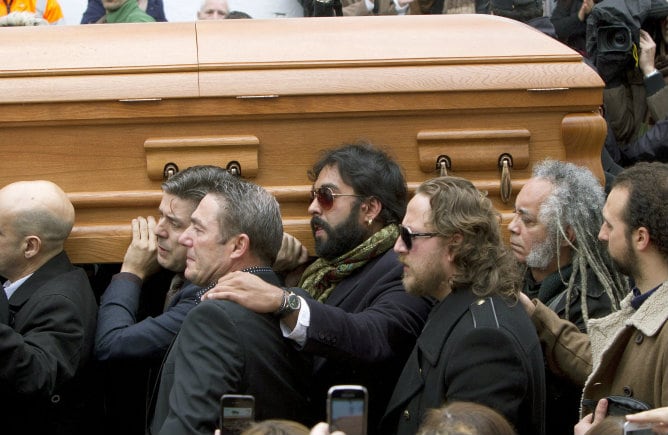 Amigos y familiares portan a hombros el féretro con los restos mortales de Paco de Lucía, a la salida de la iglesia de Nuestra Señora de La Palma, camino del antiguo cementerio de Algeciras