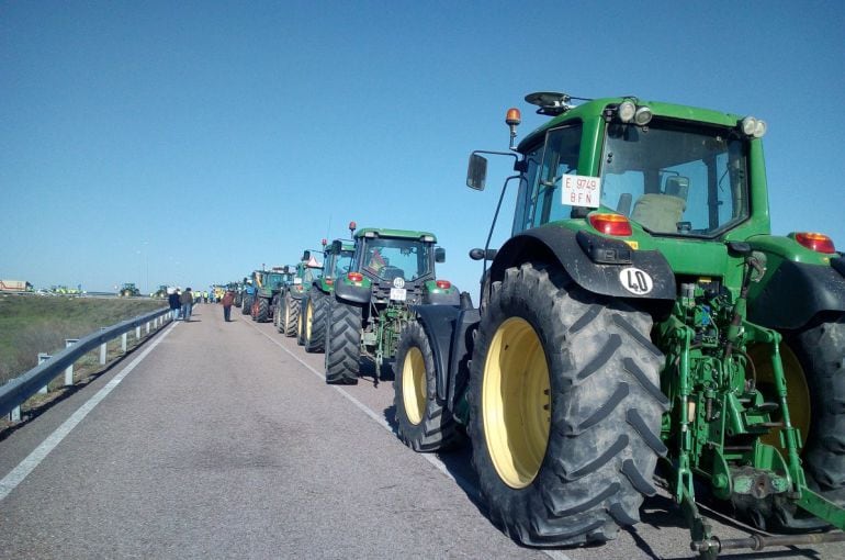 Tractores cortando la N-430 en la protesta por los bajos precios agrícolas