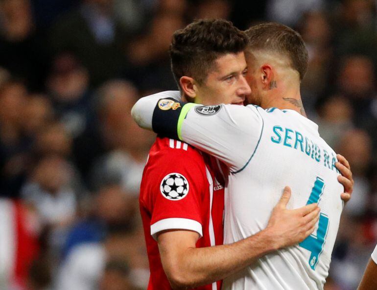 Sergio Ramos y Lewandowski se saludan tras el encuentro entre el Real Madrid y el Bayern de Munich.