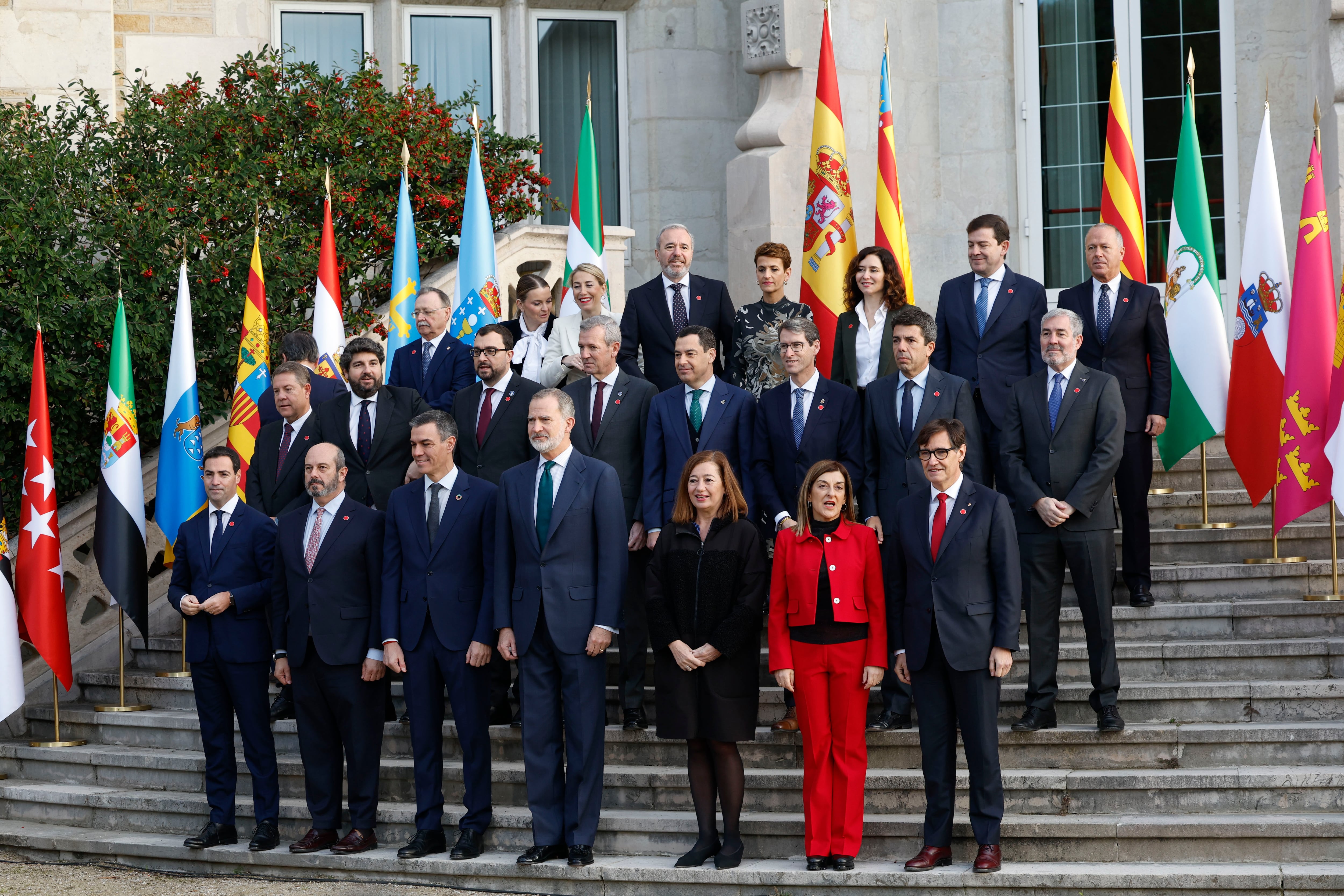 El rey Felipe VI, el presidente del Gobierno, Pedro Sánchez, la presidenta de Cantabria, María José Sáenz de Buruaga , el ministro de Política Territorial, Ángel Víctor Torres y los presidentes del Congreso, Francina Armengol y del Senado, Pedro Rollán, posan para la foto de familia al Palacio de la Magdalena de Santander junto a los miembros del Gobierno y los presidentes y vicepresidentes autonómicos que asistieron a la XXVII Conferencia de Presidentes.