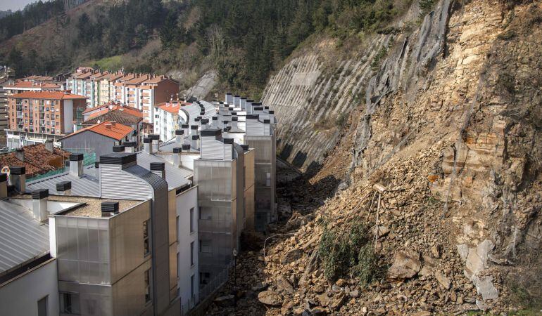 Varias familias han sido desalojadas de sus viviendas por el desprendimiento de tierra en la ladera del monte colindante, que se encuentra en estado crítico y ya ha dañado alguno de los inmuebles. 