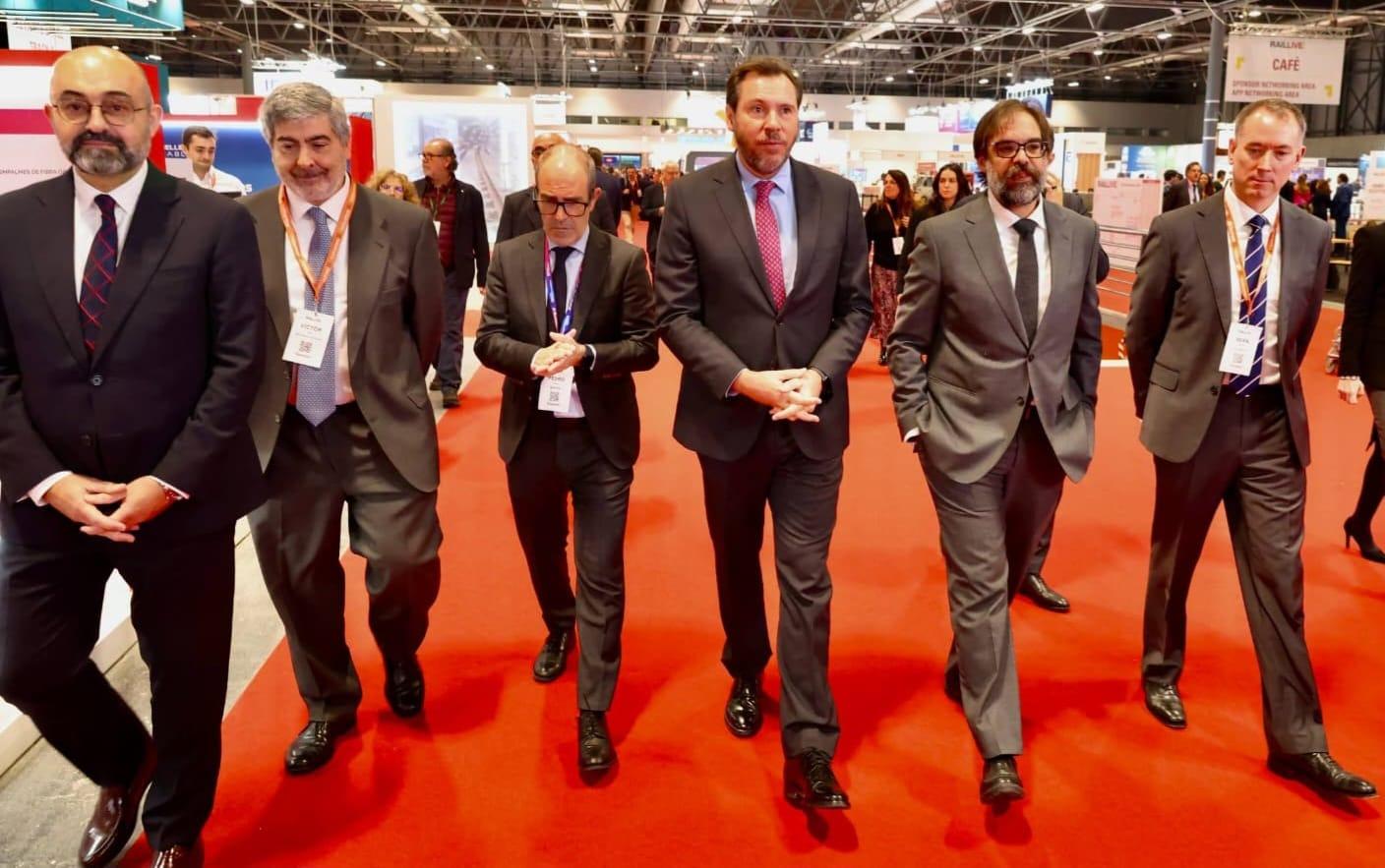 Oscar Puente, ministro de Transportes, junto al Álvaro Fernández Heredia, presidente de RENFE, durante la visita al Rail Live en Ifema este jueves
