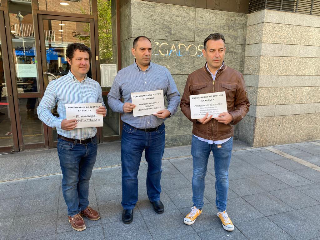 Representantes sindicales de los funcionarios de justicia en huelga en Valladolid