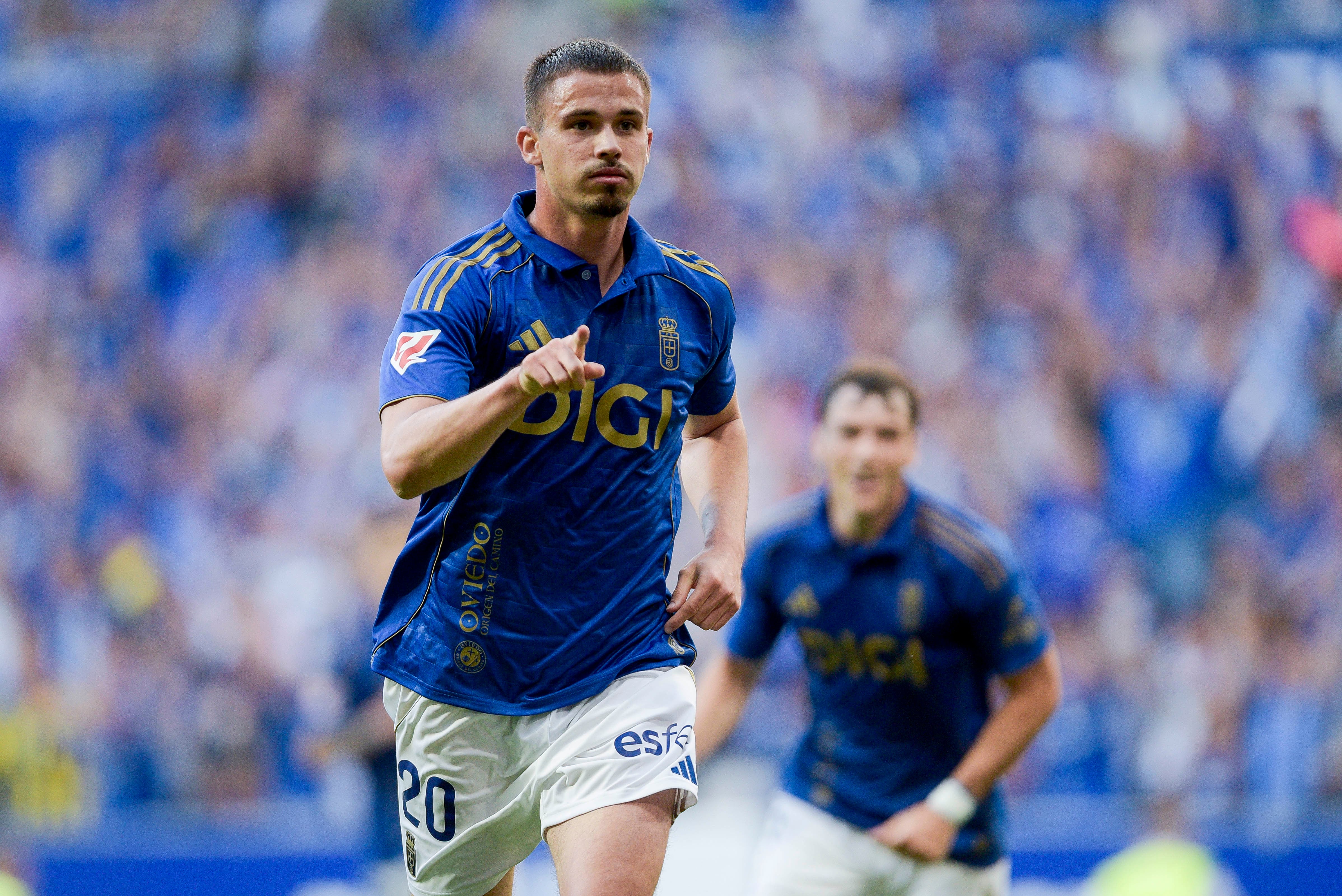 Leander Dendoncker celebra su gol con el Real Oviedo a la Real Sociedad