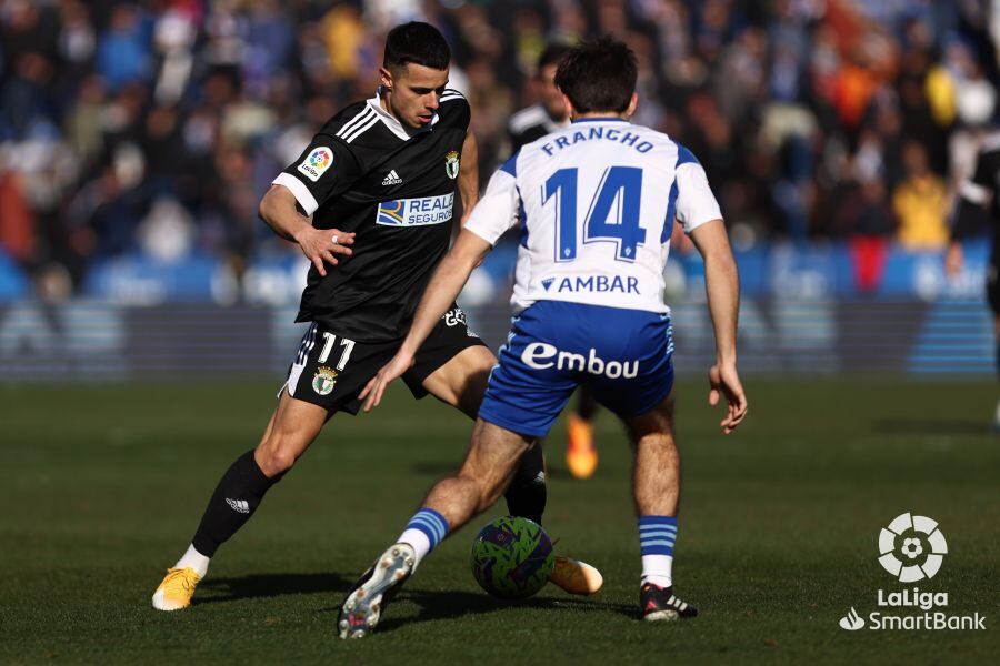 Francho Serrano presiona al jugador del Burgos Gaspar