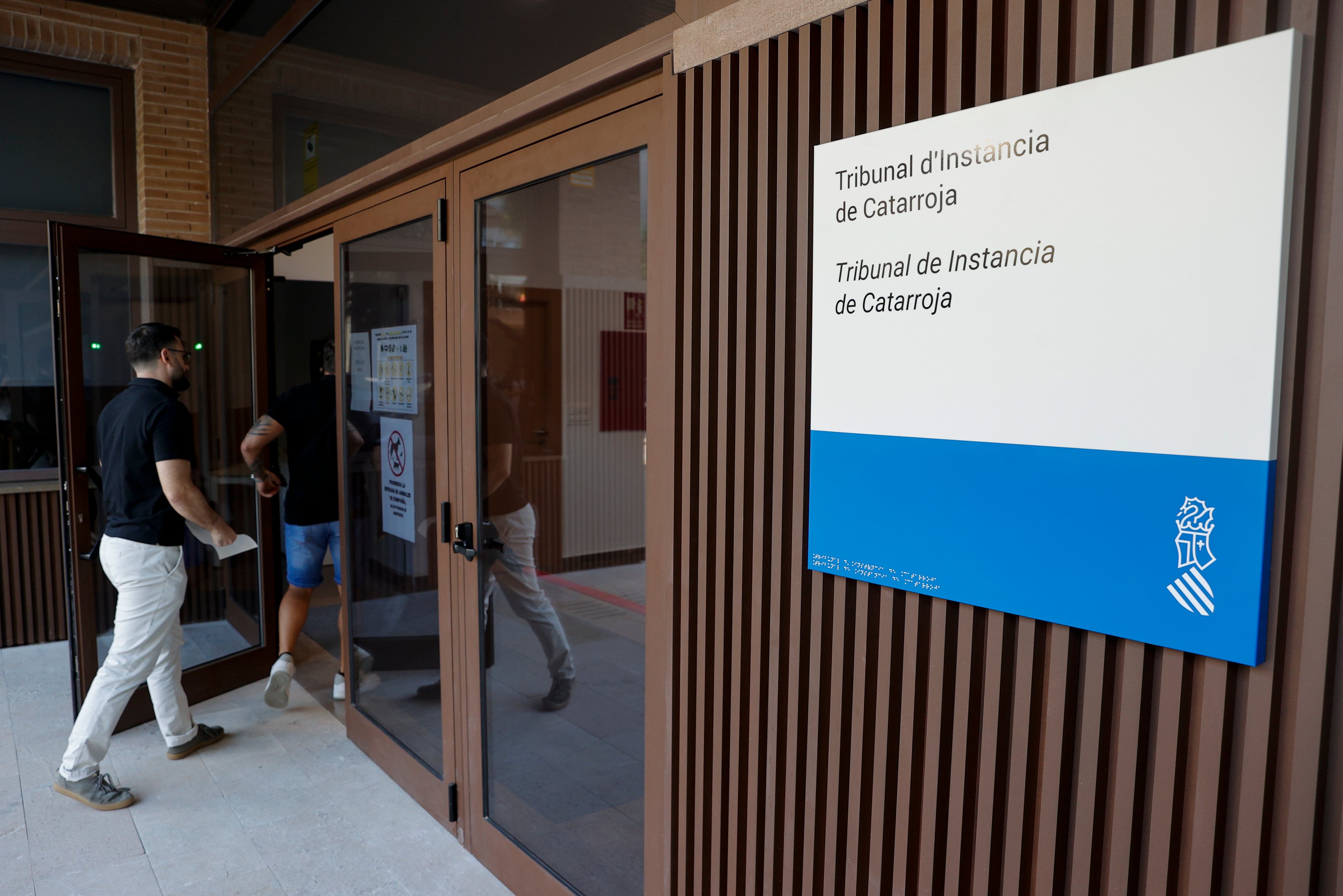 GRAFCVA9159. CATARROJA (VALENCIA), 10/09/2025.- Dos personas acceden al Palacio de Justicia de Catarroja (Valencia) donde este miércoles, tras el parón estival de agosto, la jueza de Catarroja que instruye la causa penal sobre la gestión de la dana retoma las declaraciones de testigos. EFE/Manuel Bruque
