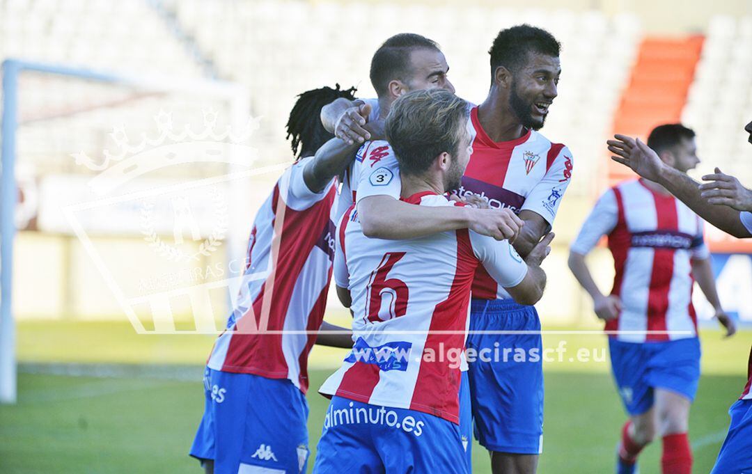 La plantilla festeja un gol.