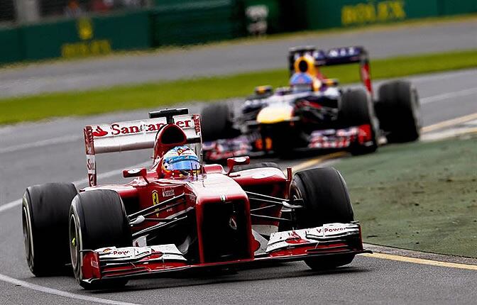 Fernando Alonso rueda por delante de Vettel en el circuito de Albert Park