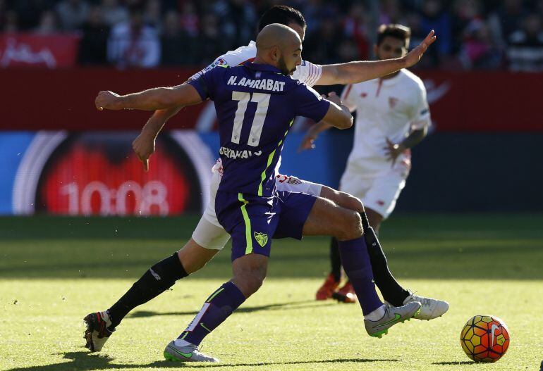 Amrabat lucha por el balón en Sevilla en el que puede ser su último partido como malaguista
